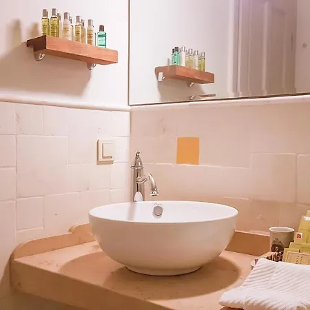 Rebetiko מלון אלאקאטי