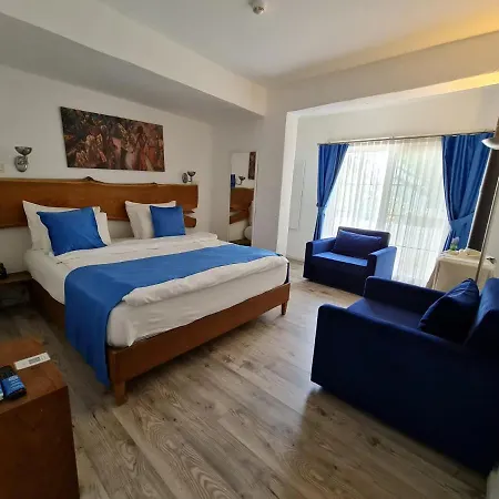 מלון Rebetiko 4*